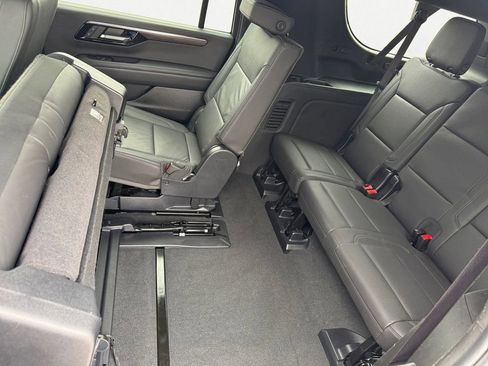 Used 2025 Chevrolet Suburban Z71 image 18