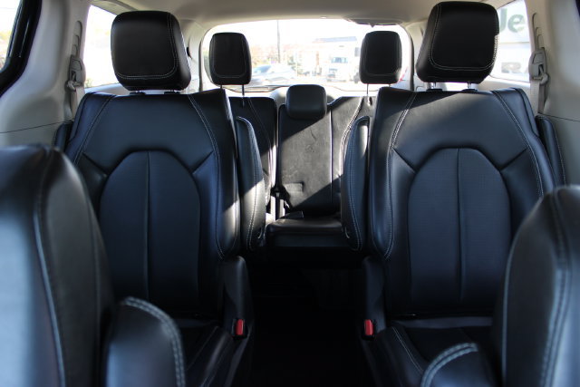 Used 2024 Chrysler Pacifica Limited FWD image 25
