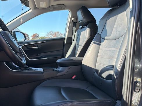 Used 2020 Toyota RAV4 XLE Premium image 6
