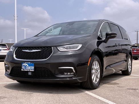 Used 2023 Chrysler Pacifica Touring-L FWD image 15