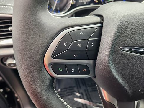 New 2025 Chrysler Pacifica Select image 24