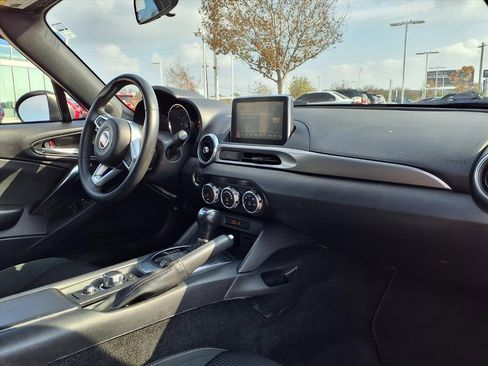 Used 2020 FIAT 124 Spider Classica w/ Technology Group image 12