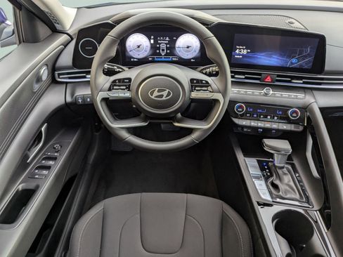 Used 2025 Hyundai Elantra SEL FWD image 12