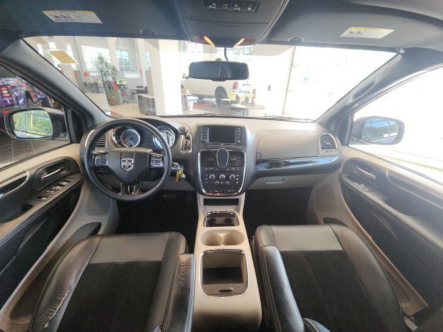 Used 2017 Dodge Grand Caravan SXT FWD image 2
