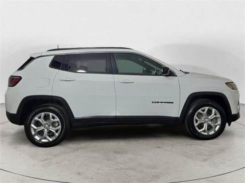 Used 2024 Jeep Compass Latitude image 6