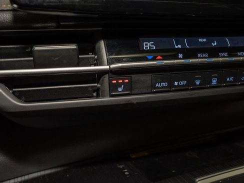 Used 2022 Toyota Sienna XLE Woodland Edition image 17