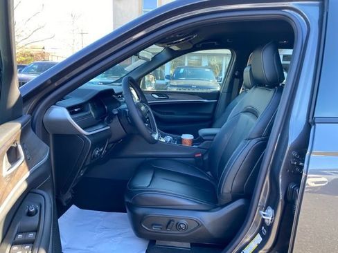 New 2025 Jeep Grand Cherokee Altitude image 23