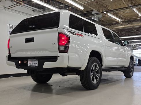 Used 2018 Toyota Tacoma TRD Sport w/ Technology Package AWD/4WD image 8