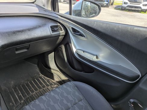 Used 2014 Chevrolet Volt FWD image 17