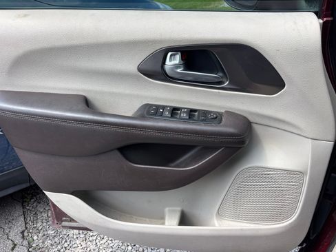 Used 2017 Chrysler Pacifica Touring w/ Tire & Wheel Group FWD image 11