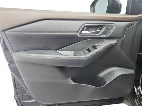 Used 2022 Nissan Rogue Platinum w/ Head-Up Display Package image 22