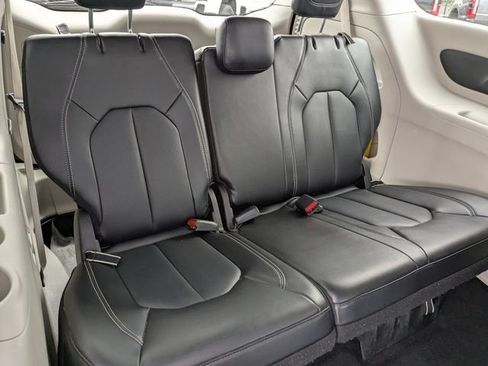 Used 2024 Chrysler Pacifica Touring-L FWD image 16