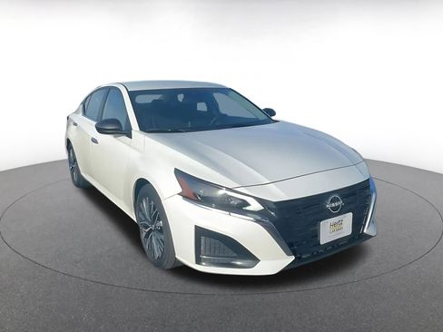 Used 2025 Nissan Altima 2.5 SV image 3