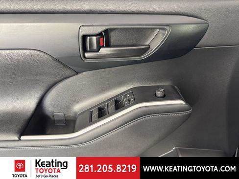 Used 2023 Toyota Highlander LE FWD image 13