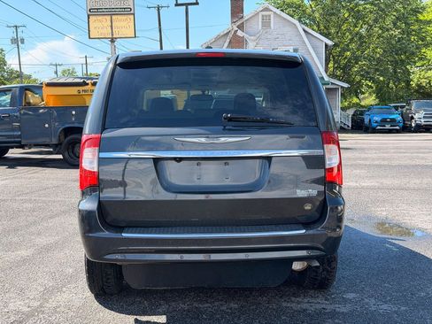 Used 2012 Chrysler Town & Country Touring-L FWD image 7