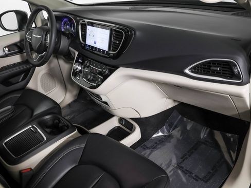Used 2023 Chrysler Pacifica Touring-L FWD image 42