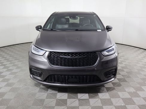 Used 2022 Chrysler Pacifica Touring-L w/ S Appearance Package image 2