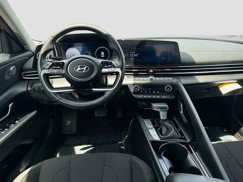 Certified 2025 Hyundai Elantra SEL FWD image 21