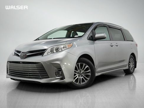 Used 2020 Toyota Sienna XLE w/ XLE Navigation Package FWD image 1