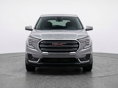 Used 2024 GMC Terrain SLE image 2