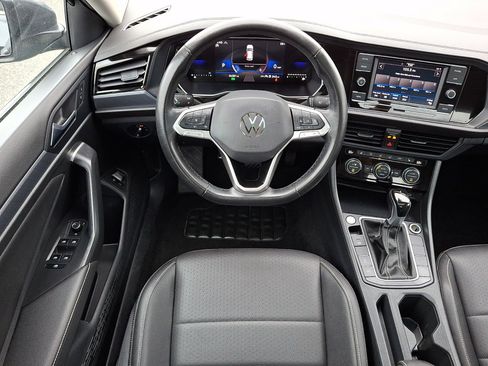 Used 2024 Volkswagen Jetta SE FWD image 18