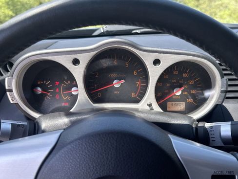 Used 2005 Nissan 350Z Enthusiast w/ (S02) Side Air Bags Pkg RWD image 10