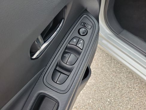 Used 2025 Nissan Versa SV FWD image 13