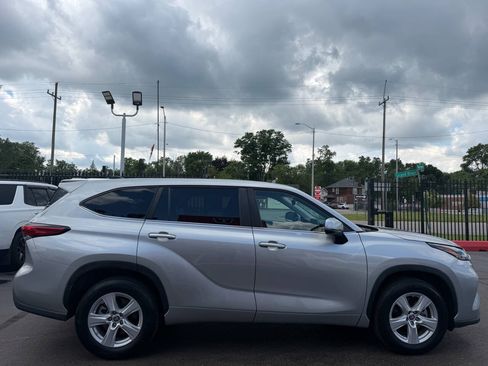 Used 2023 Toyota Highlander L FWD image 4