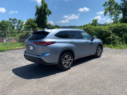 Used 2020 Toyota Highlander XLE AWD/4WD image 5