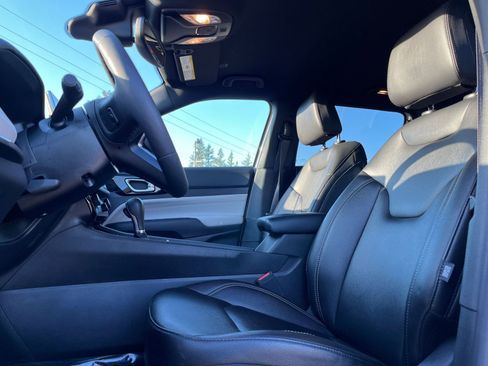 Used 2025 Jeep Compass Limited image 29