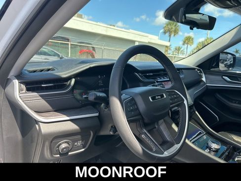 Used 2023 Jeep Grand Cherokee Limited w/ Luxury Tech Group II image 11