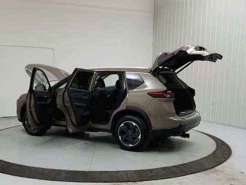 Used 2025 Nissan Rogue SV w/ SV Premium Package FWD image 13