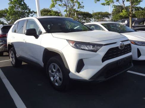 Used 2022 Toyota RAV4 LE AWD/4WD image 3