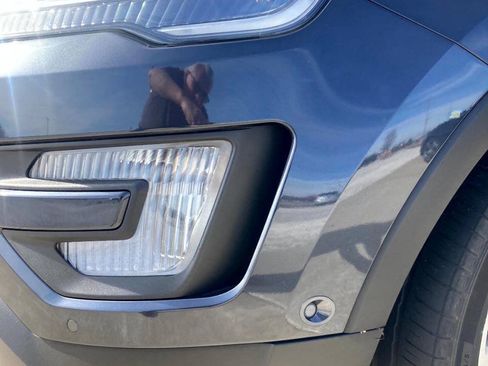Used 2017 Ford Explorer Limited w/ Equipment Group 301A FWD image 4