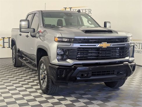 Used 2025 Chevrolet Silverado 2500 Custom w/ Custom Value Package image 2