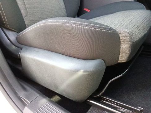 Used 2023 Nissan Rogue SV image 31