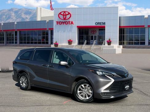 Used 2024 Toyota Sienna LE FWD image 1