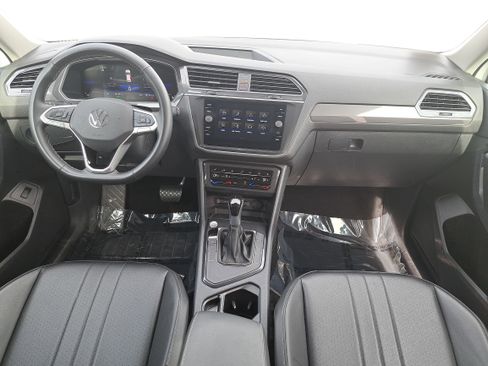 Used 2024 Volkswagen Tiguan SE image 9