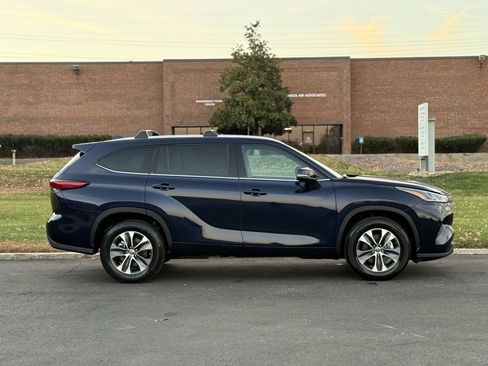 Used 2021 Toyota Highlander XLE FWD image 7