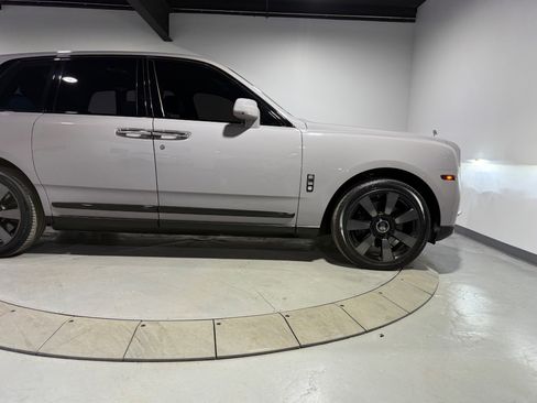 Used 2023 Rolls-Royce Cullinan w/ Cullinan Package image 24