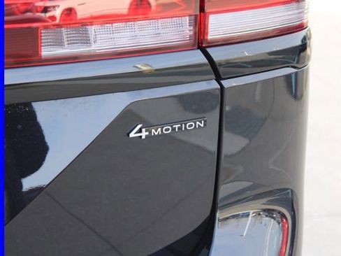 Used 2025 Volkswagen Atlas Peak Edition SE image 8