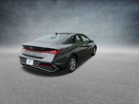Used 2025 Hyundai Elantra SE image 22