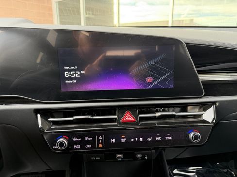 Used 2024 Kia Niro EX image 21