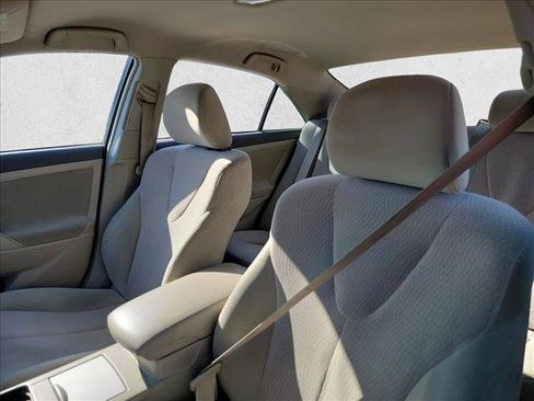 Used 2010 Toyota Camry LE image 12