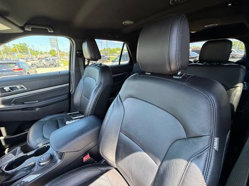 Used 2018 Ford Explorer XLT w/ Equipment Group 202A AWD/4WD image 13
