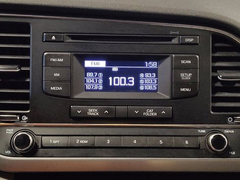 Used 2017 Hyundai Elantra SE image 25