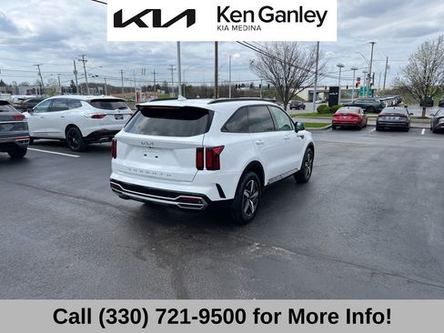 Certified 2022 Kia Sorento S w/ Panoramic Sunroof Package image 11
