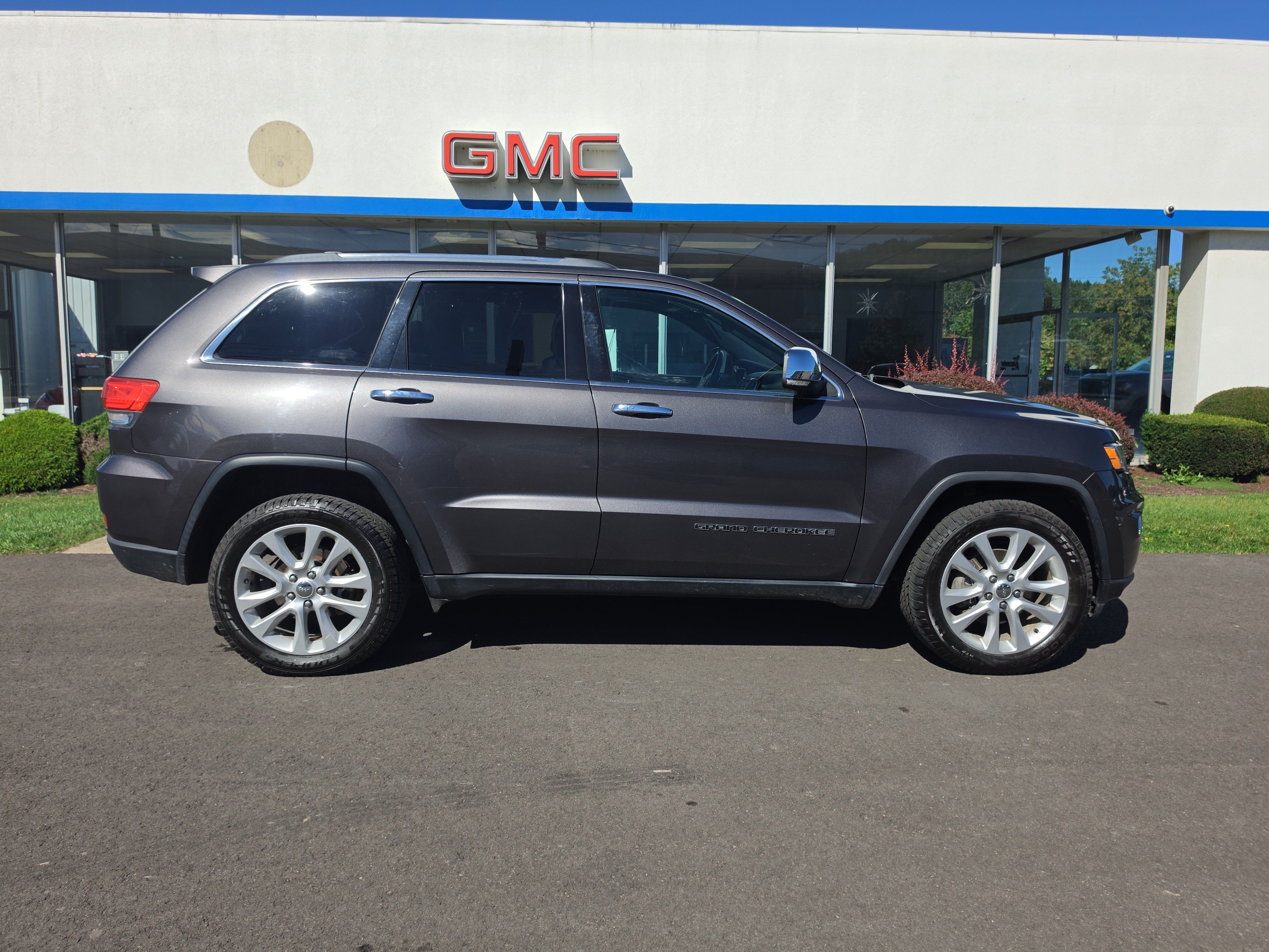 Used 2017 Jeep Grand Cherokee Limited AWD/4WD image 2