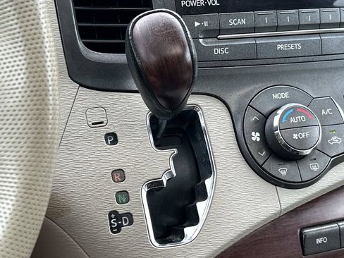 Used 2012 Toyota Sienna XLE FWD image 40