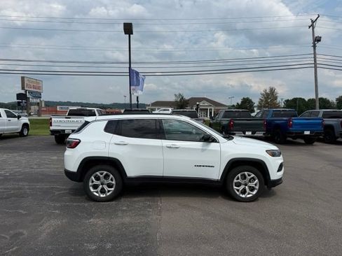 Used 2025 Jeep Compass Latitude AWD/4WD image 8